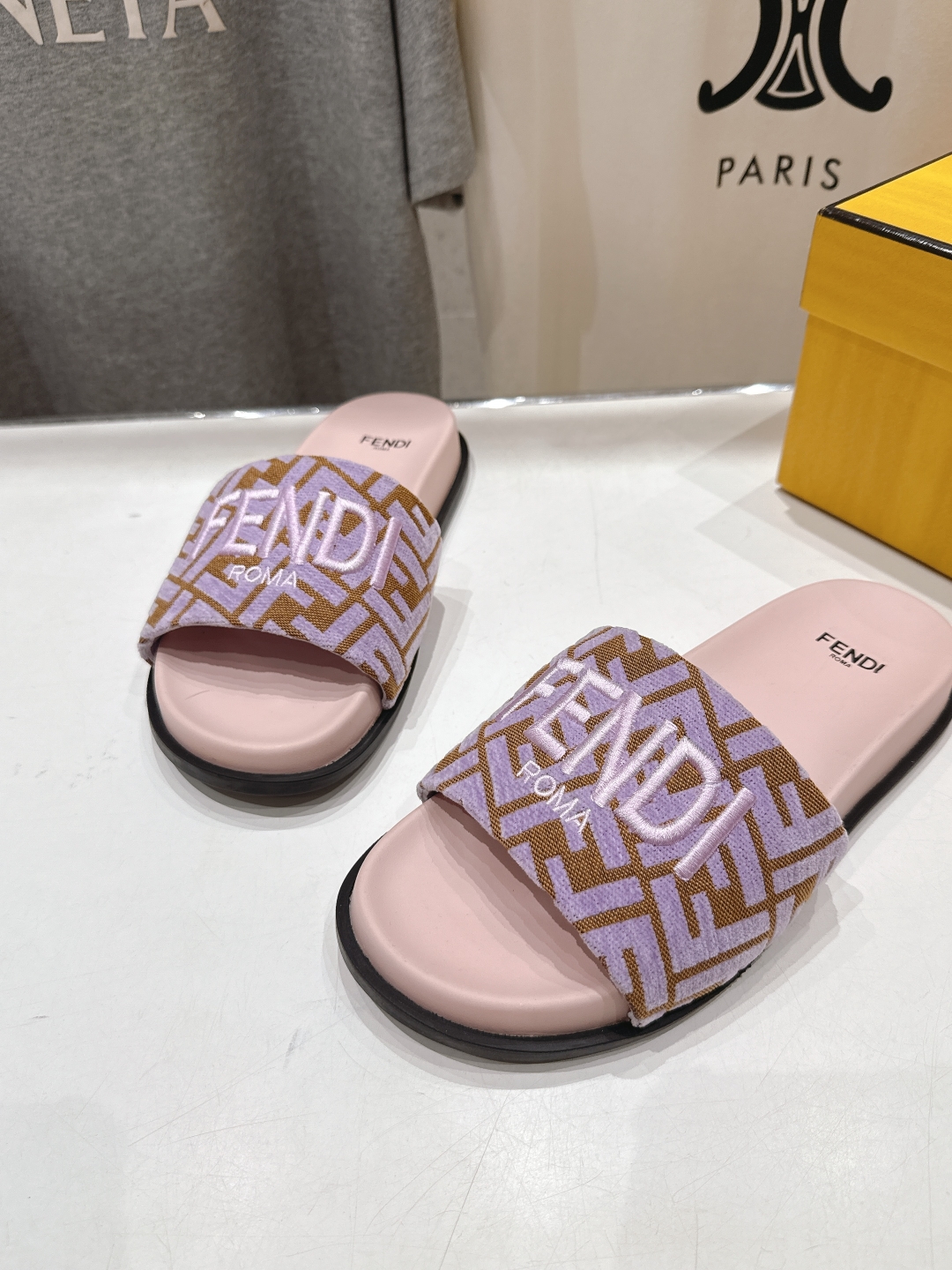 高版本出厂 
 Fendi*芬迪25ss新款平底沙滩休闲情侣款拖鞋
ZP购入对比定制，经典刺绣logo设