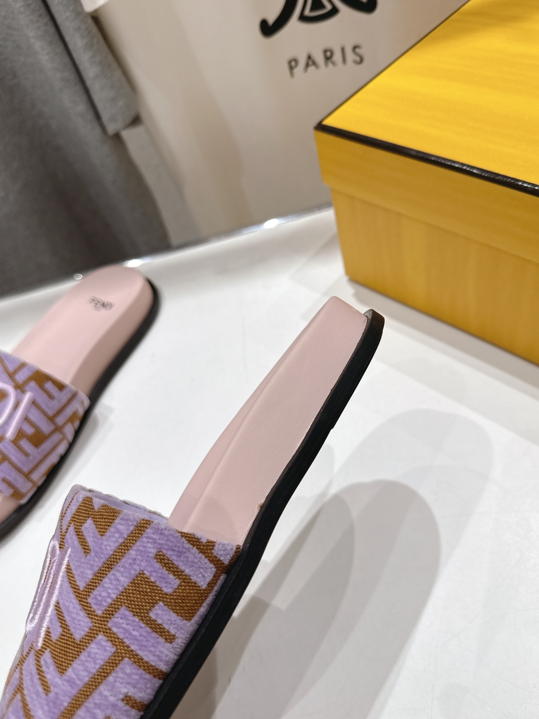 高版本出厂 
 Fendi*芬迪25ss新款平底沙滩休闲情侣款拖鞋
ZP购入对比定制，经典刺绣logo设