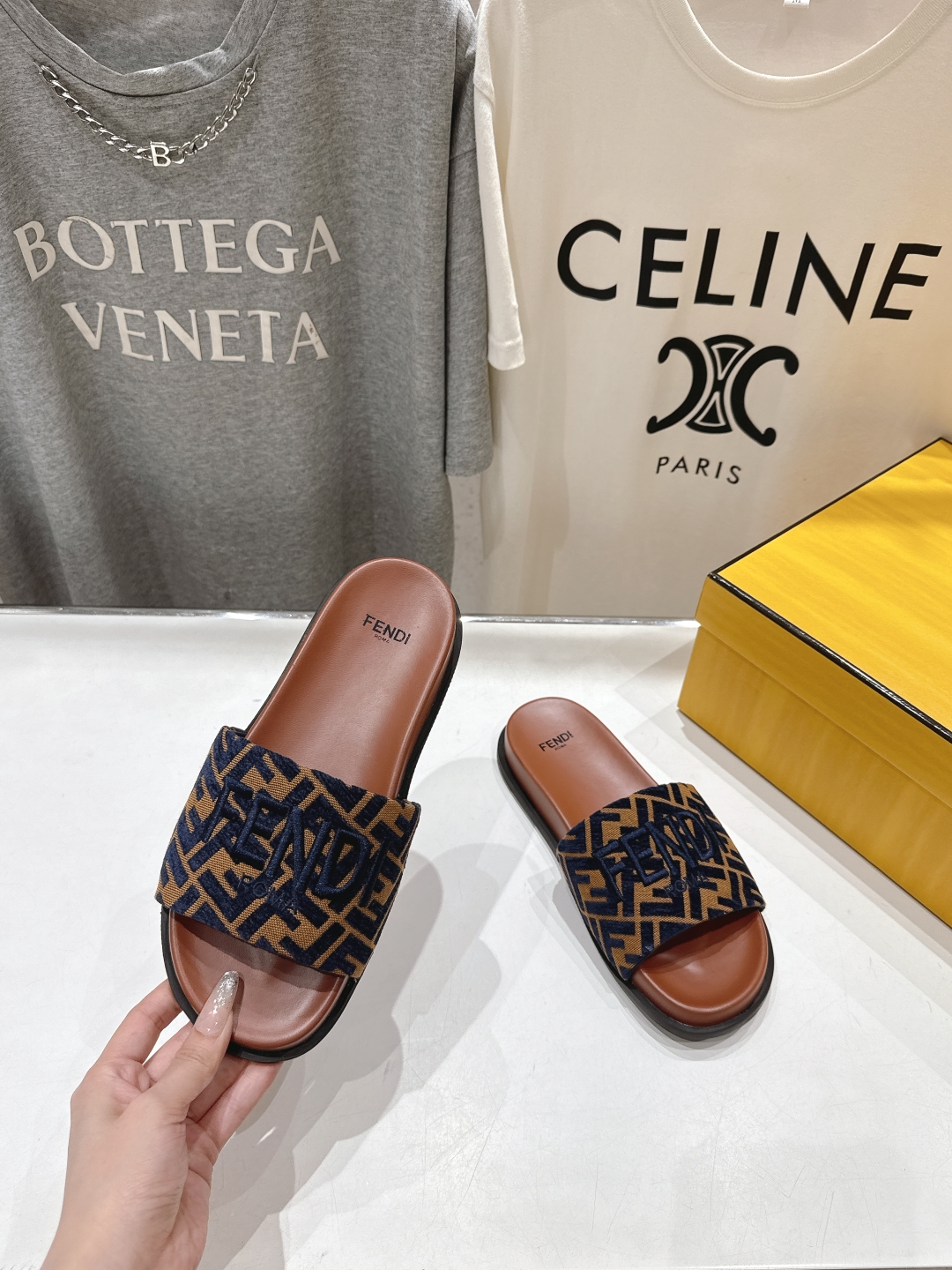 高版本出厂 
 Fendi*芬迪25ss新款平底沙滩休闲情侣款拖鞋
ZP购入对比定制，经典刺绣logo设