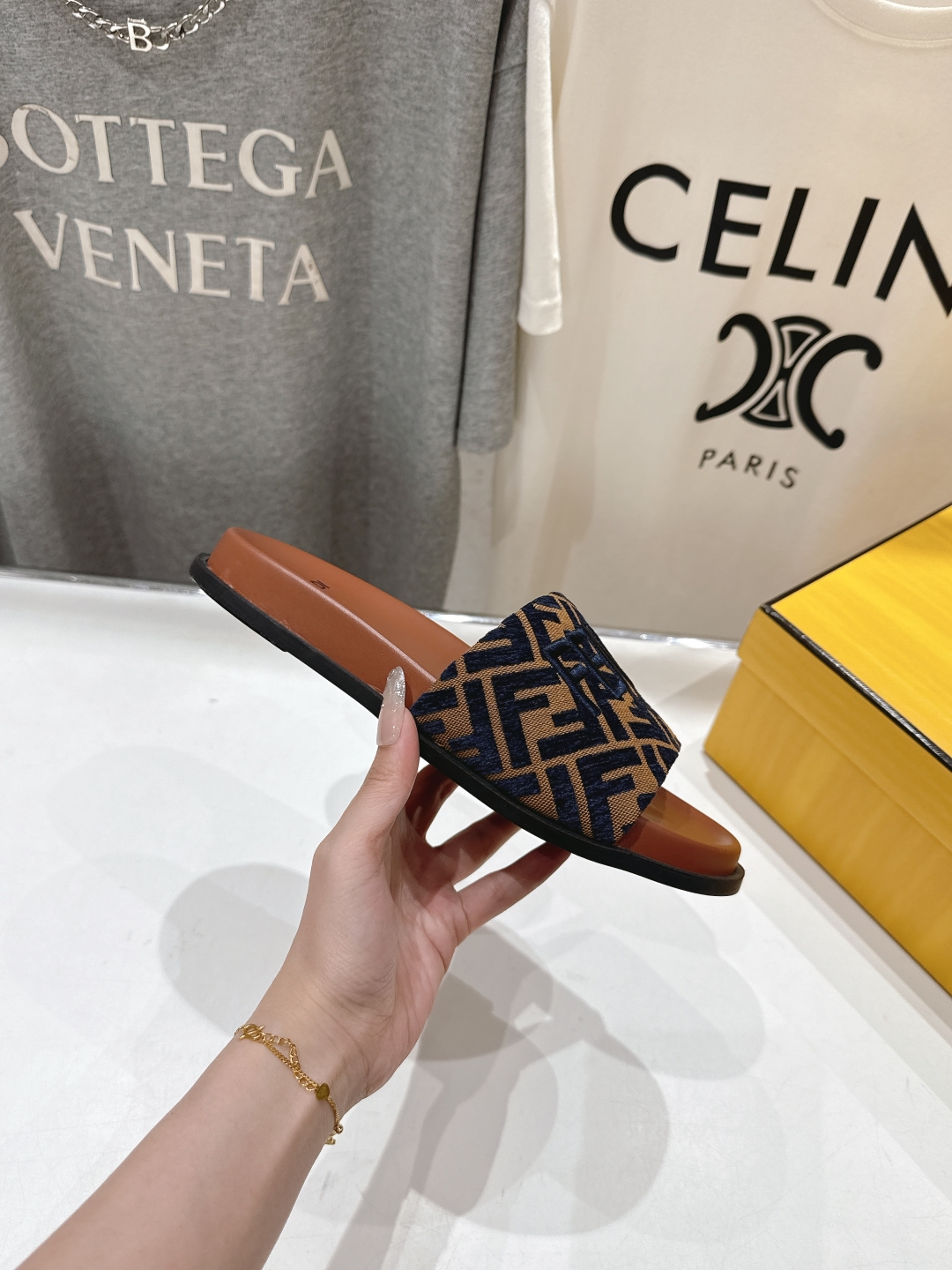 高版本出厂 
 Fendi*芬迪25ss新款平底沙滩休闲情侣款拖鞋
ZP购入对比定制，经典刺绣logo设