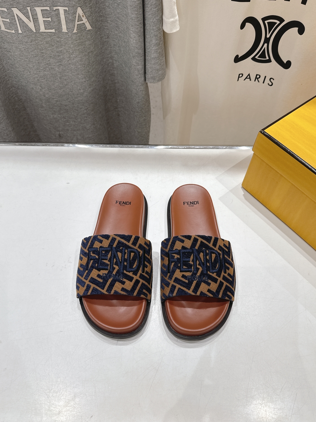 高版本出厂 
 Fendi*芬迪25ss新款平底沙滩休闲情侣款拖鞋
ZP购入对比定制，经典刺绣logo设