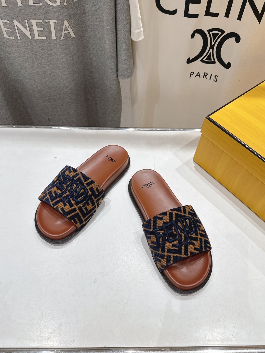 高版本出厂 
 Fendi*芬迪25ss新款平底沙滩休闲情侣款拖鞋
ZP购入对比定制，经典刺绣logo设