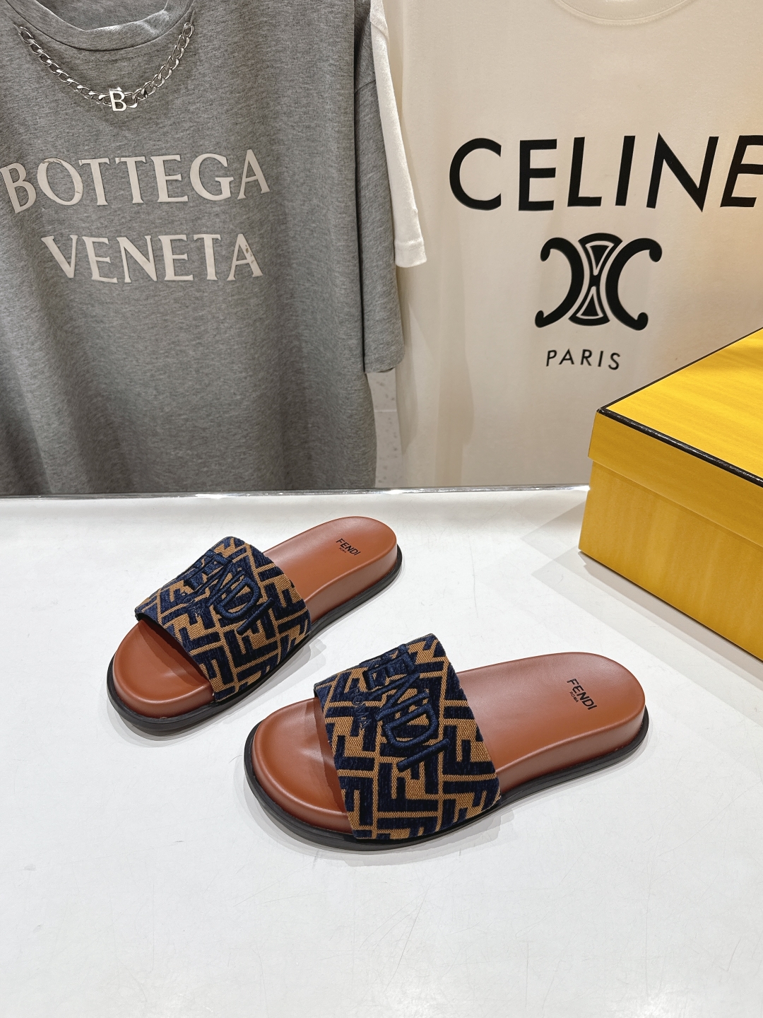 高版本出厂 
 Fendi*芬迪25ss新款平底沙滩休闲情侣款拖鞋
ZP购入对比定制，经典刺绣logo设