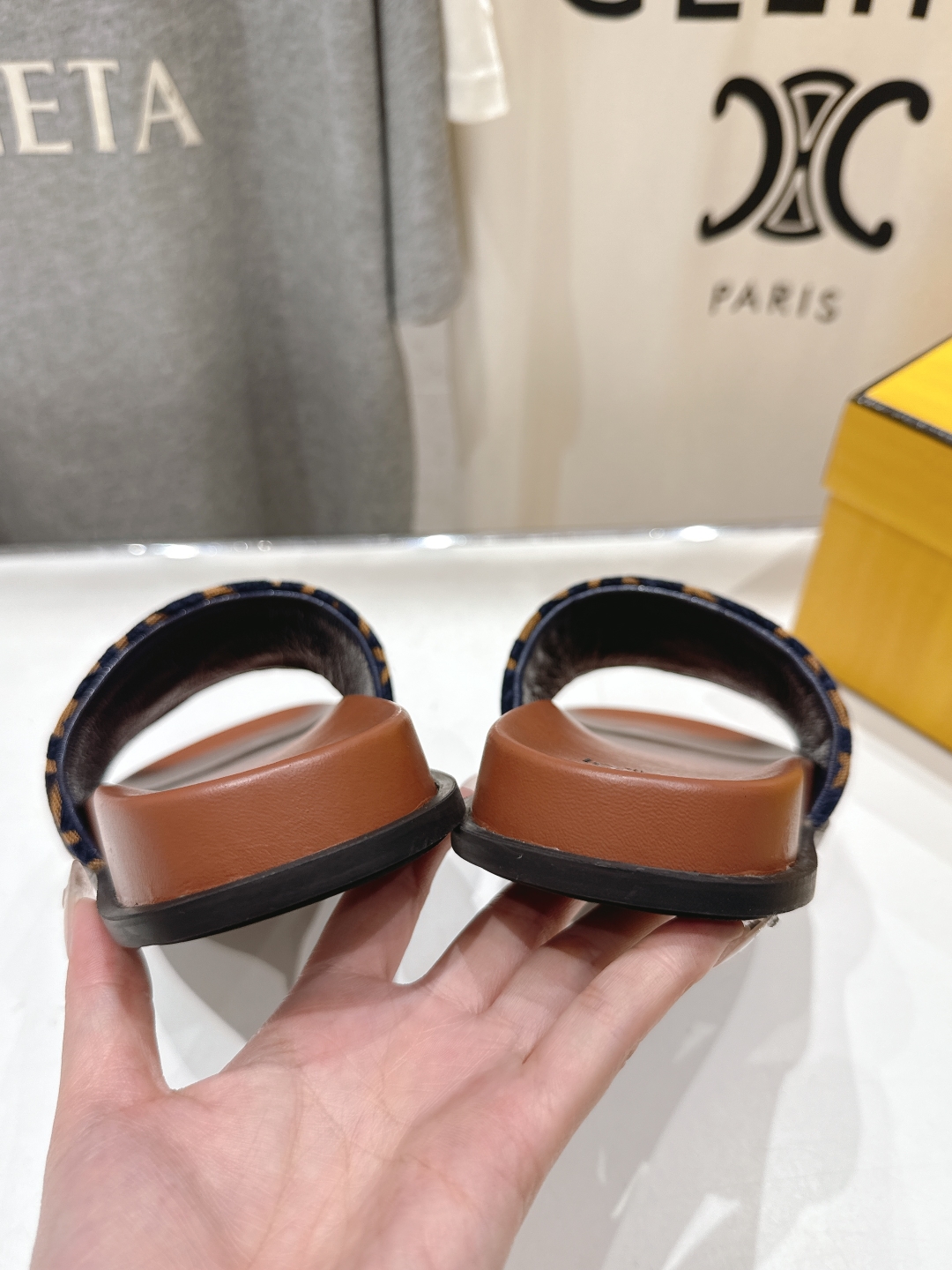 高版本出厂 
 Fendi*芬迪25ss新款平底沙滩休闲情侣款拖鞋
ZP购入对比定制，经典刺绣logo设