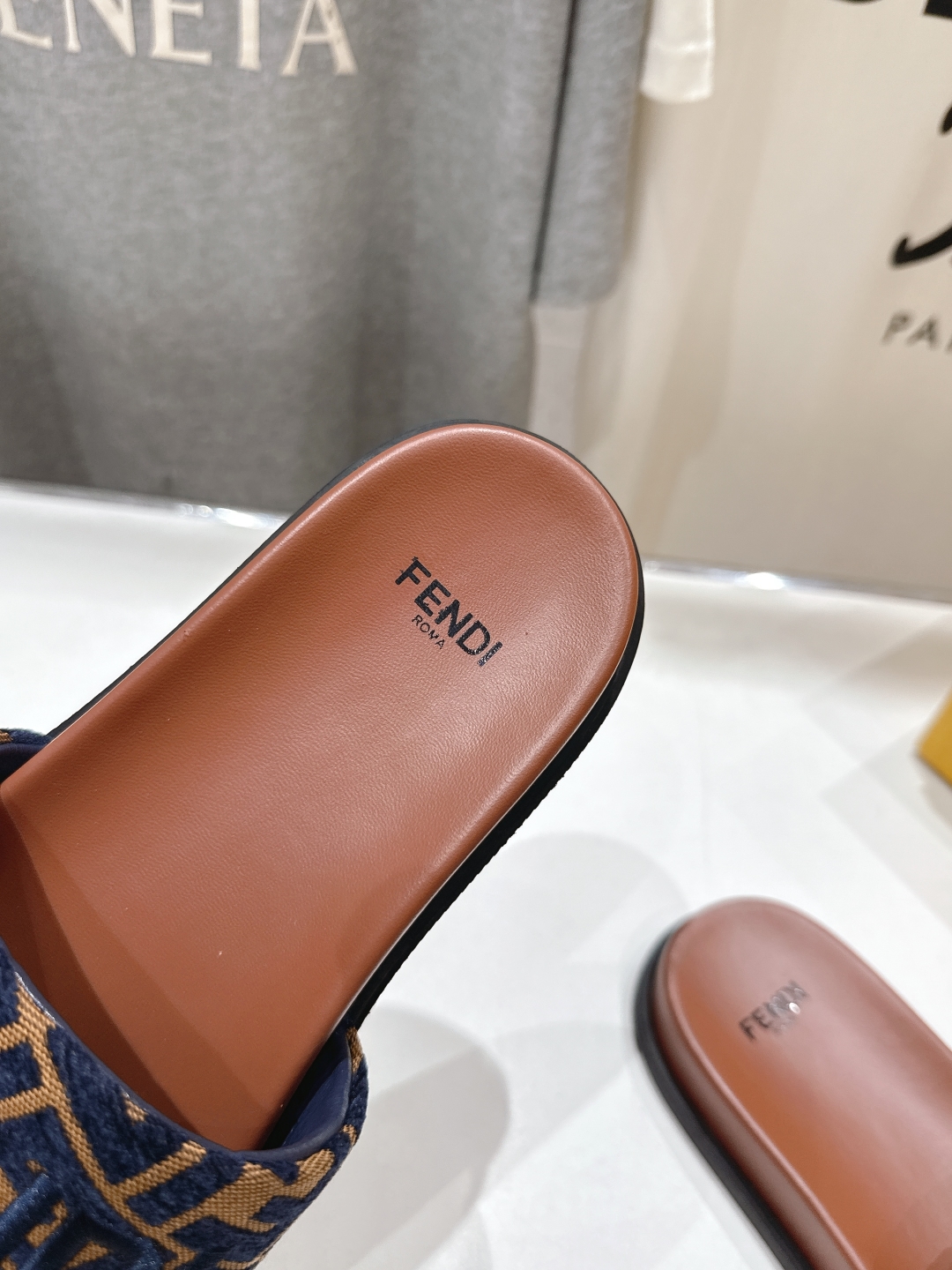高版本出厂 
 Fendi*芬迪25ss新款平底沙滩休闲情侣款拖鞋
ZP购入对比定制，经典刺绣logo设