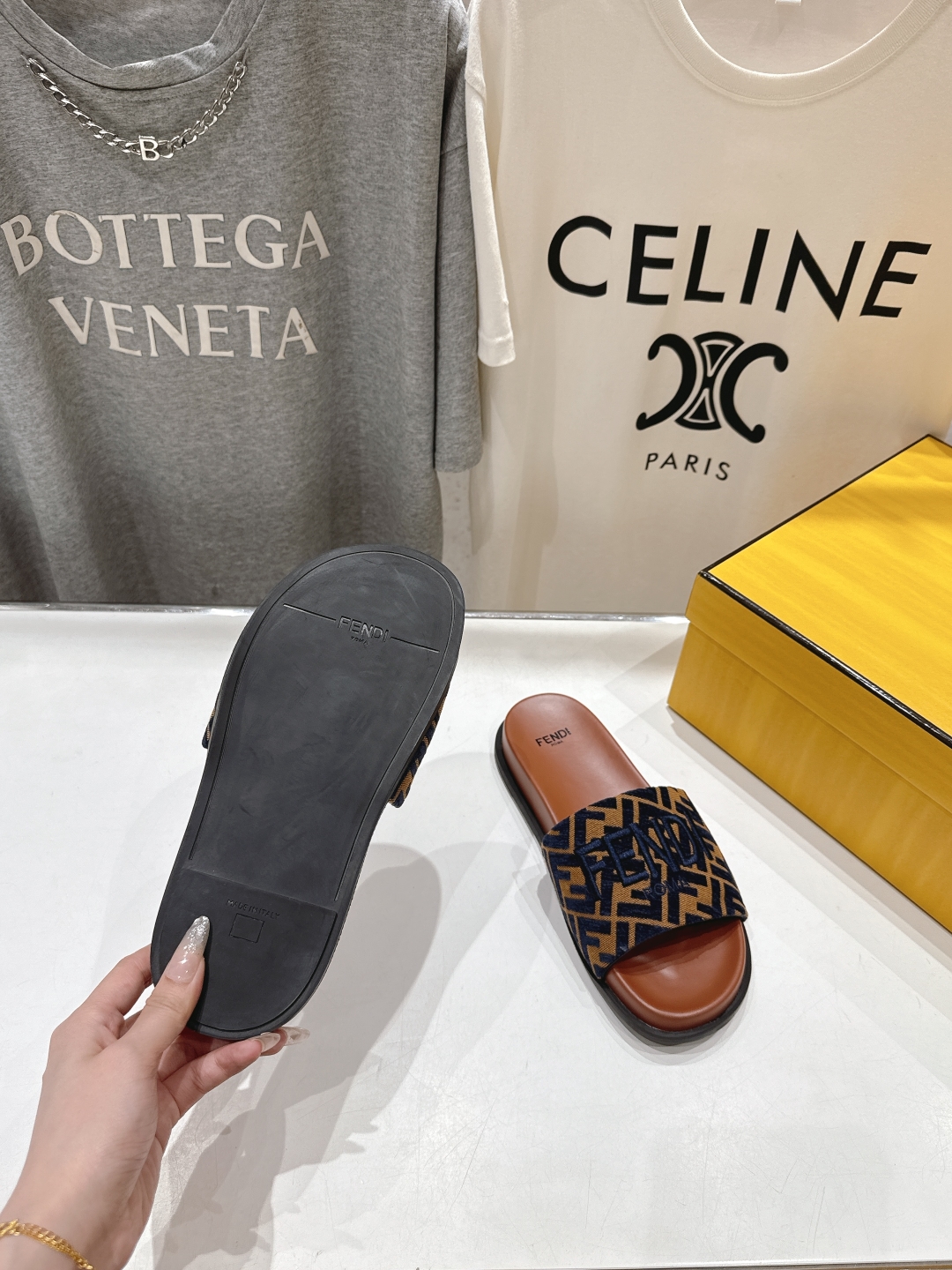 高版本出厂 
 Fendi*芬迪25ss新款平底沙滩休闲情侣款拖鞋
ZP购入对比定制，经典刺绣logo设