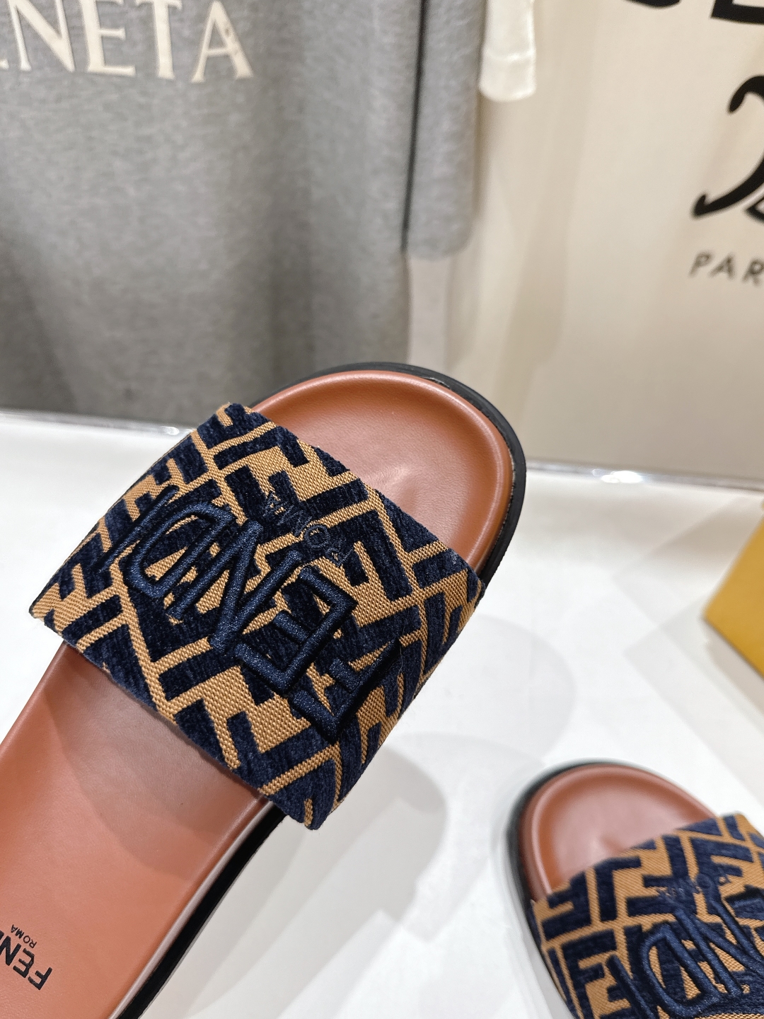高版本出厂 
 Fendi*芬迪25ss新款平底沙滩休闲情侣款拖鞋
ZP购入对比定制，经典刺绣logo设
