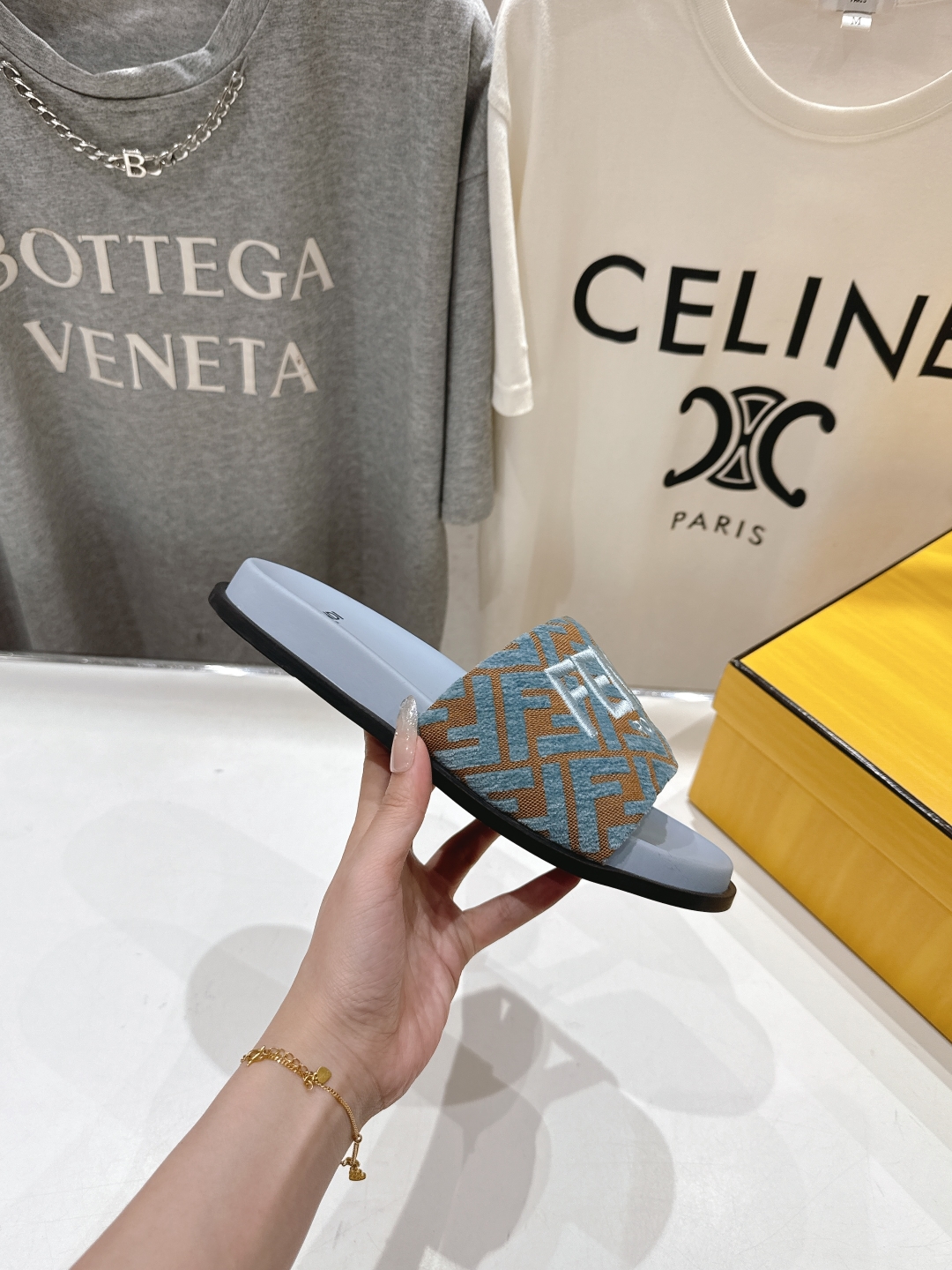 高版本出厂 
 Fendi*芬迪25ss新款平底沙滩休闲情侣款拖鞋
ZP购入对比定制，经典刺绣logo设