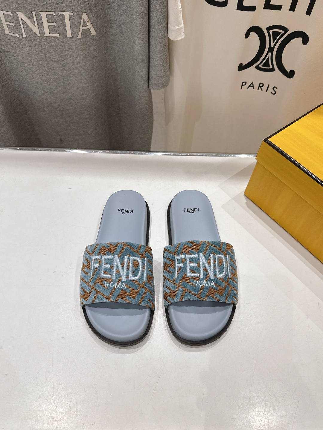 高版本出厂 
 Fendi*芬迪25ss新款平底沙滩休闲情侣款拖鞋
ZP购入对比定制，经典刺绣logo设