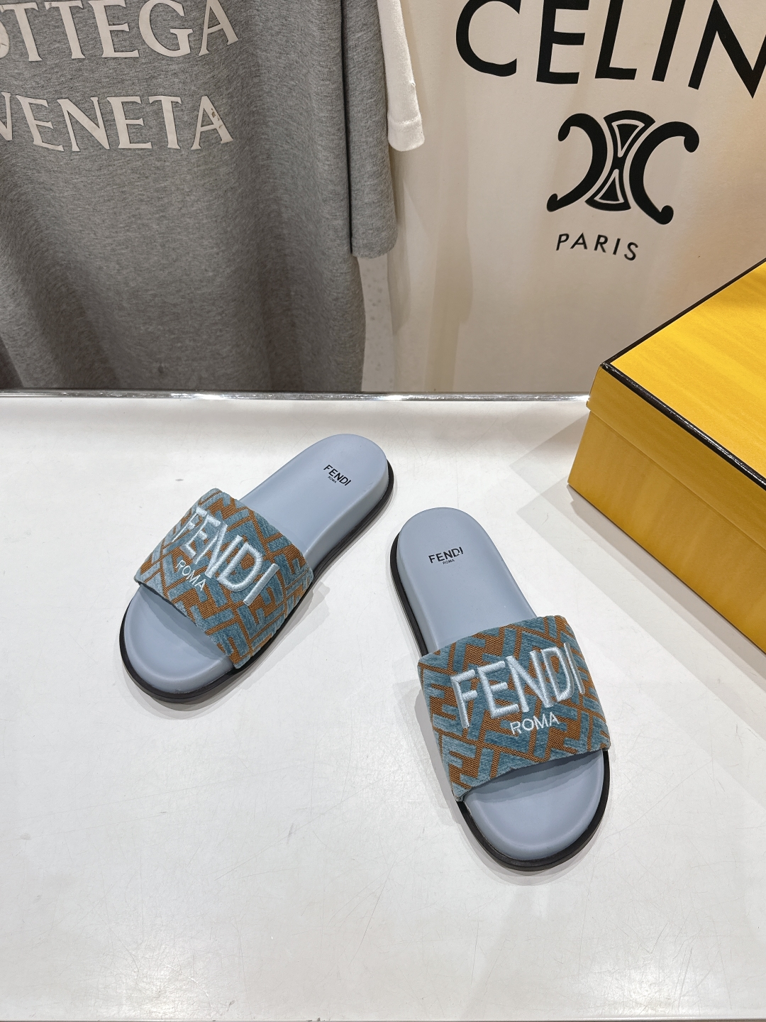高版本出厂 
 Fendi*芬迪25ss新款平底沙滩休闲情侣款拖鞋
ZP购入对比定制，经典刺绣logo设