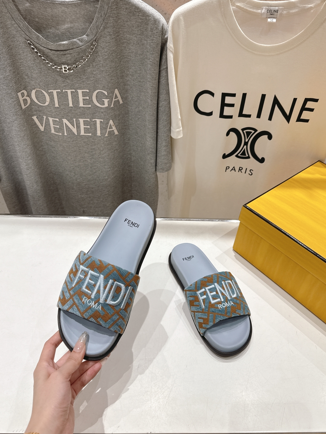 高版本出厂 
 Fendi*芬迪25ss新款平底沙滩休闲情侣款拖鞋
ZP购入对比定制，经典刺绣logo设