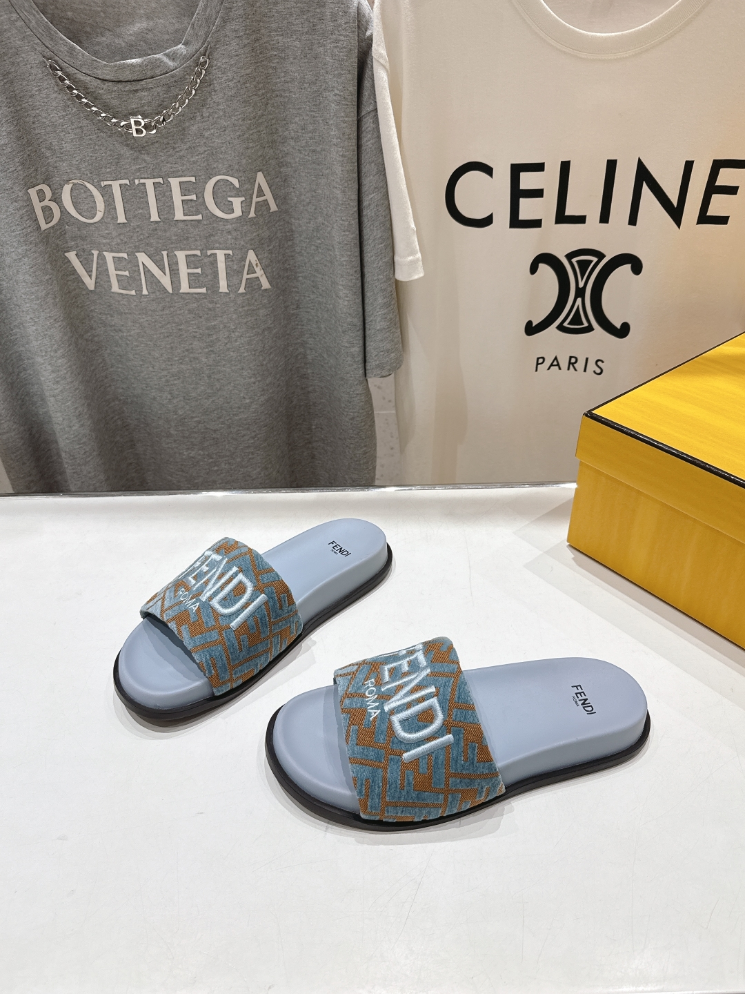 高版本出厂 
 Fendi*芬迪25ss新款平底沙滩休闲情侣款拖鞋
ZP购入对比定制，经典刺绣logo设