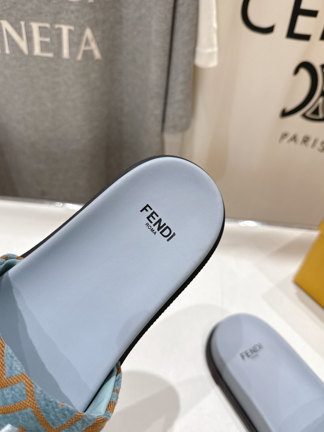 高版本出厂 
 Fendi*芬迪25ss新款平底沙滩休闲情侣款拖鞋
ZP购入对比定制，经典刺绣logo设