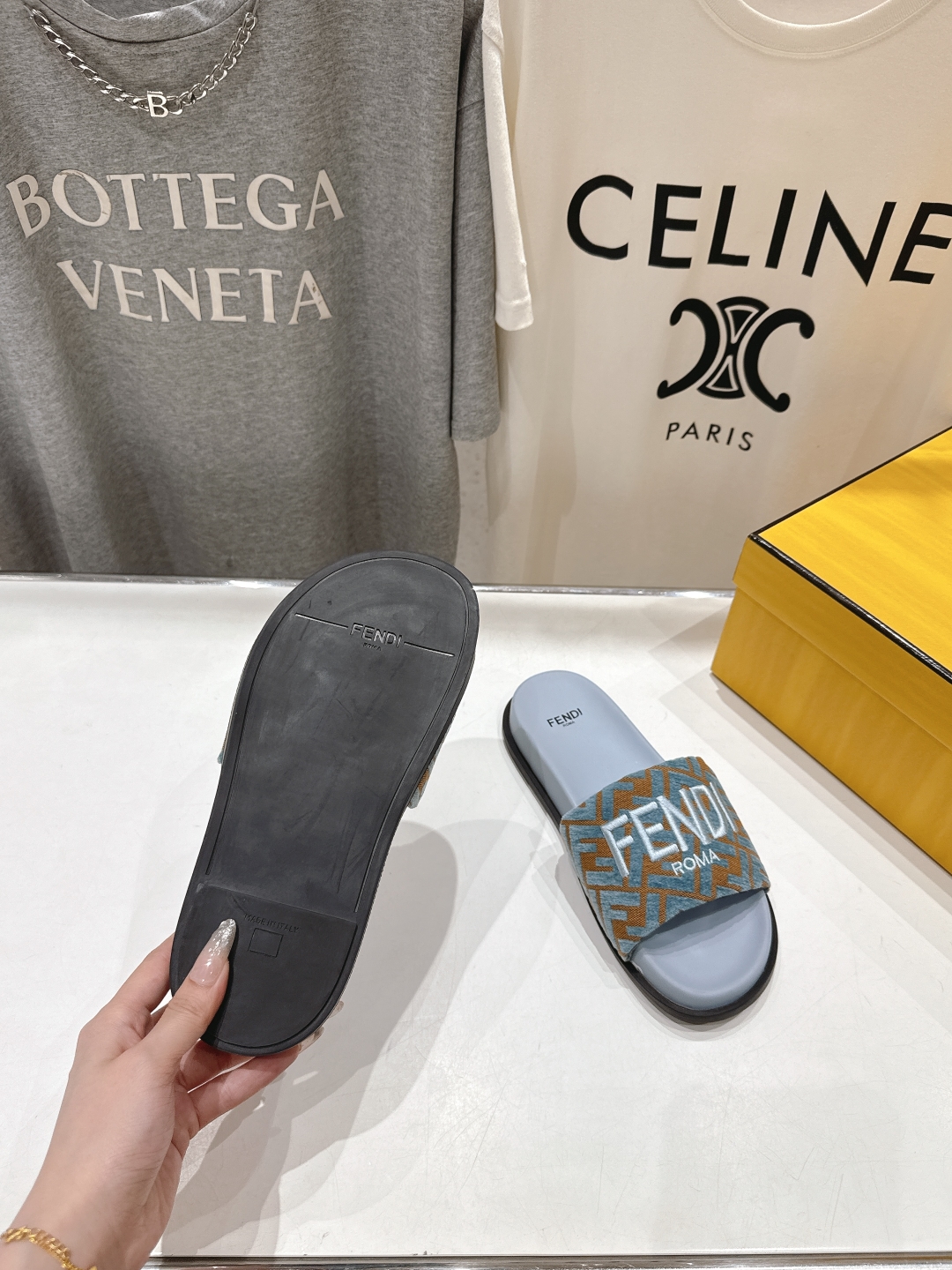 高版本出厂 
 Fendi*芬迪25ss新款平底沙滩休闲情侣款拖鞋
ZP购入对比定制，经典刺绣logo设