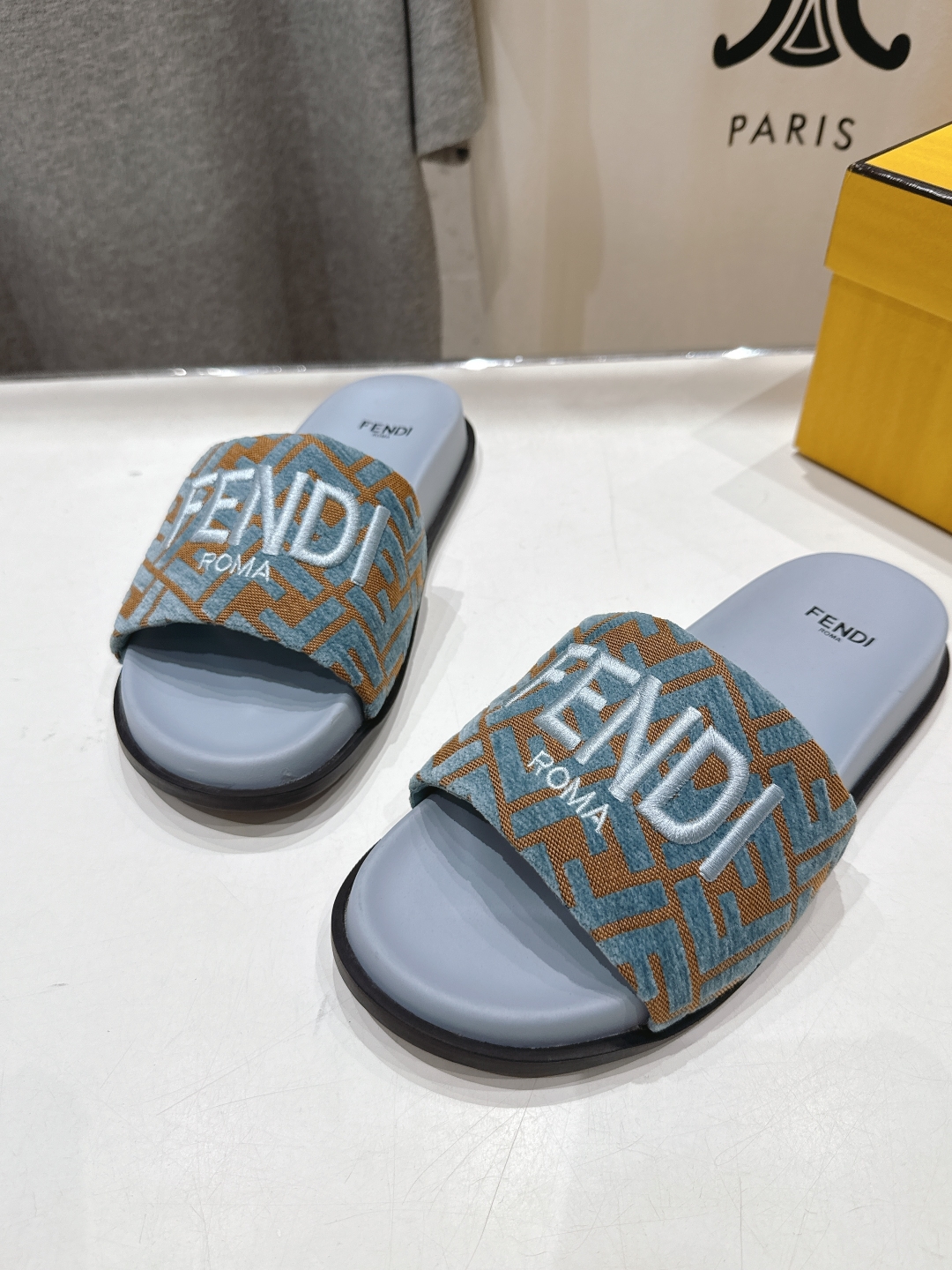 高版本出厂 
 Fendi*芬迪25ss新款平底沙滩休闲情侣款拖鞋
ZP购入对比定制，经典刺绣logo设