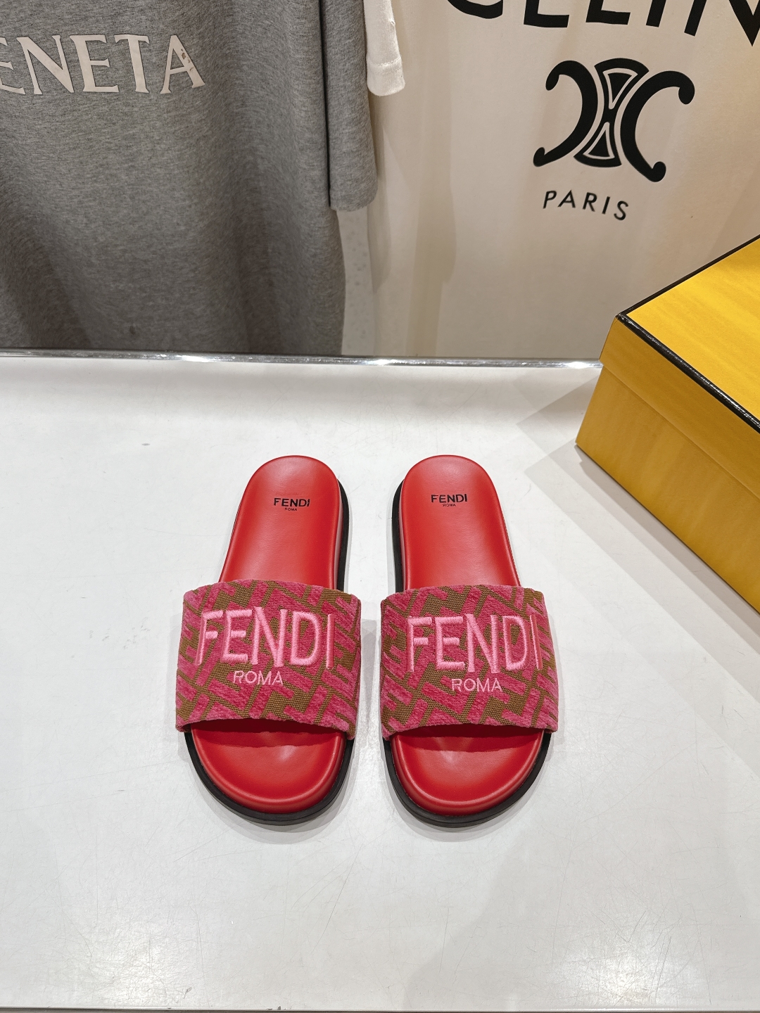 高版本出厂 
 Fendi*芬迪25ss新款平底沙滩休闲情侣款拖鞋
ZP购入对比定制，经典刺绣logo设