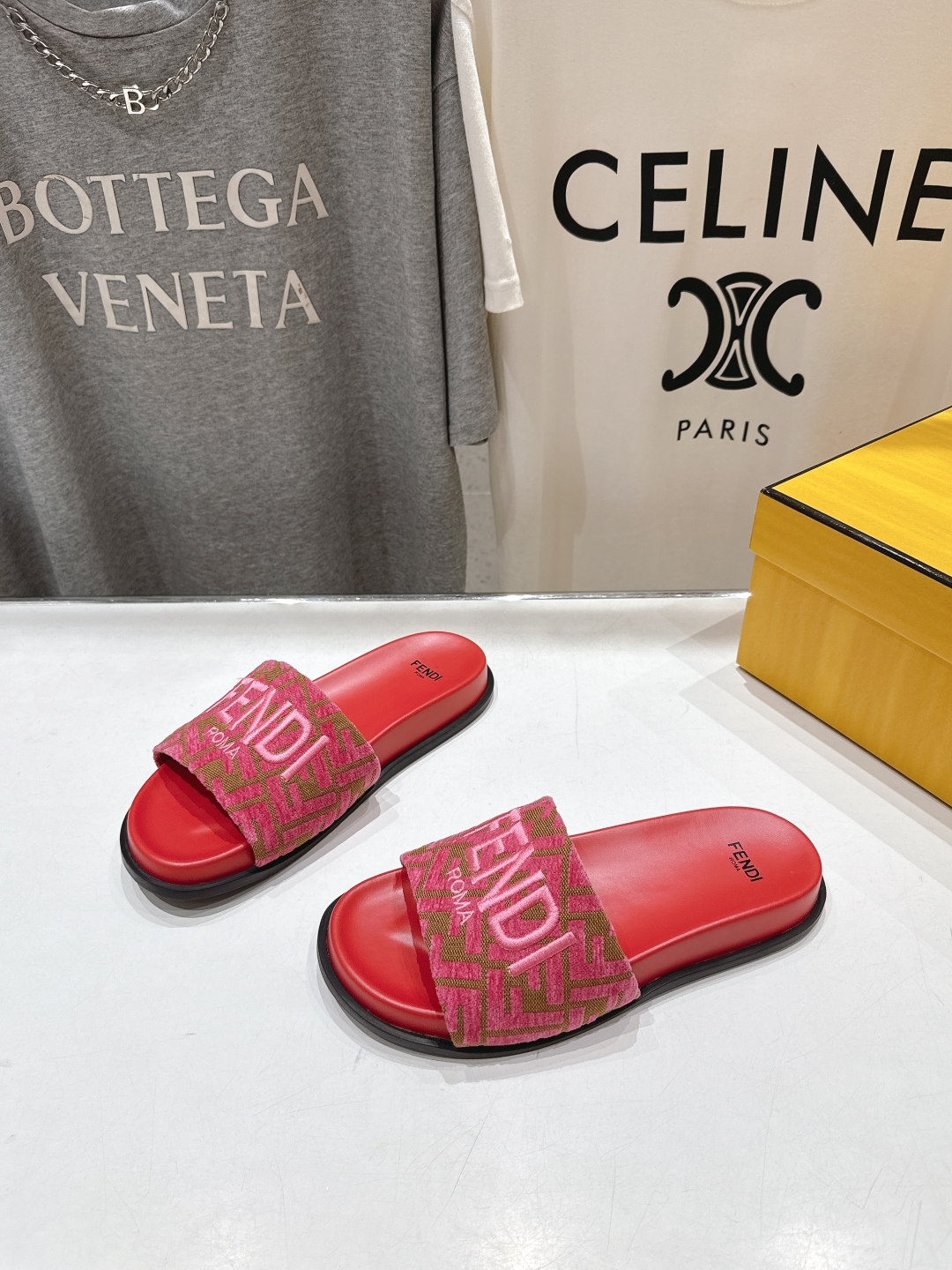 高版本出厂 
 Fendi*芬迪25ss新款平底沙滩休闲情侣款拖鞋
ZP购入对比定制，经典刺绣logo设
