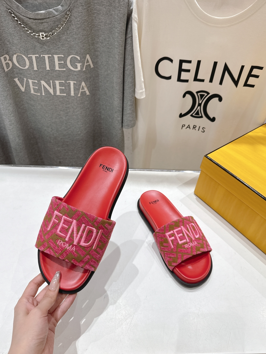 高版本出厂 
 Fendi*芬迪25ss新款平底沙滩休闲情侣款拖鞋
ZP购入对比定制，经典刺绣logo设