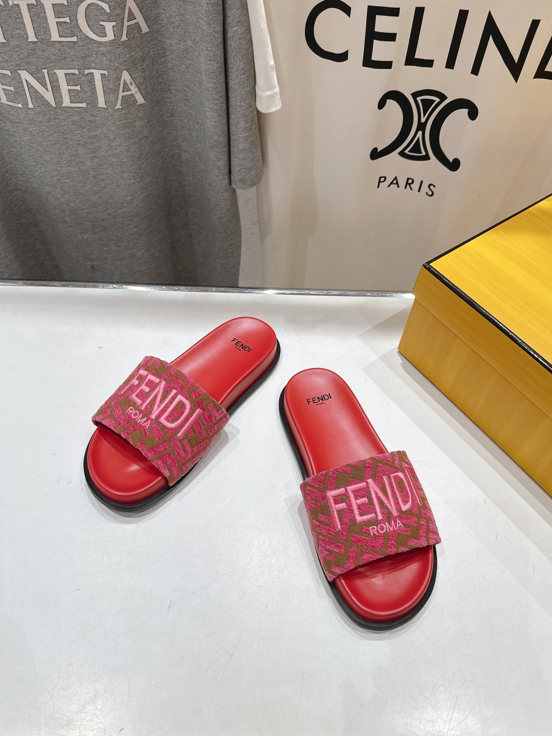 高版本出厂 
 Fendi*芬迪25ss新款平底沙滩休闲情侣款拖鞋
ZP购入对比定制，经典刺绣logo设