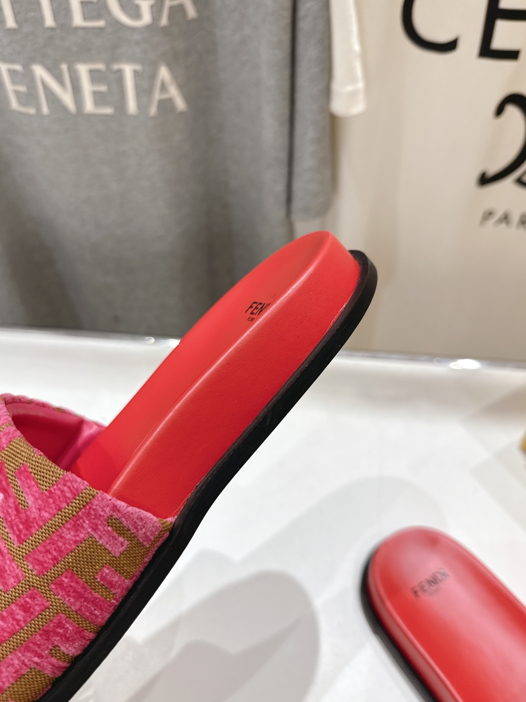 高版本出厂 
 Fendi*芬迪25ss新款平底沙滩休闲情侣款拖鞋
ZP购入对比定制，经典刺绣logo设