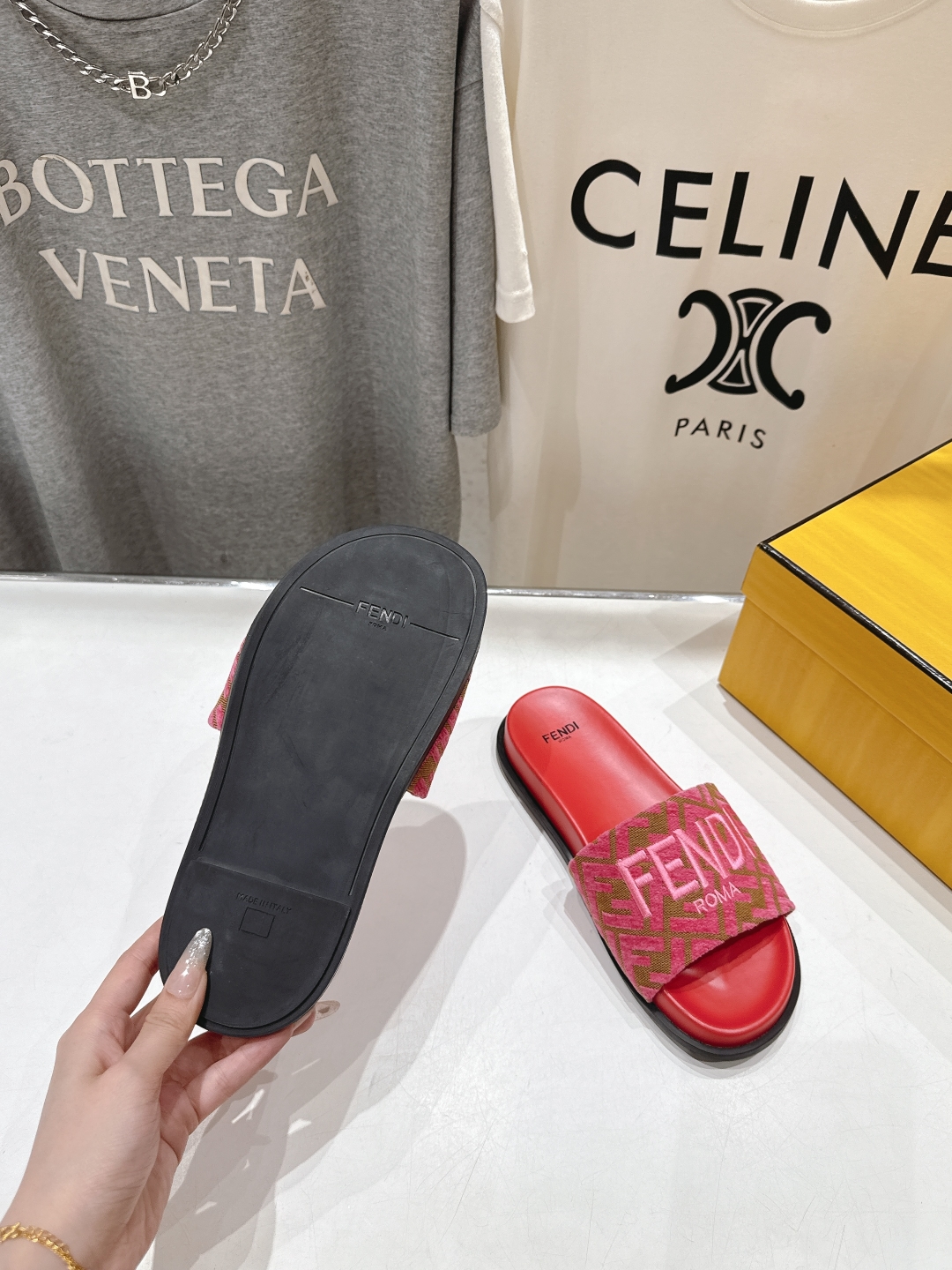 高版本出厂 
 Fendi*芬迪25ss新款平底沙滩休闲情侣款拖鞋
ZP购入对比定制，经典刺绣logo设
