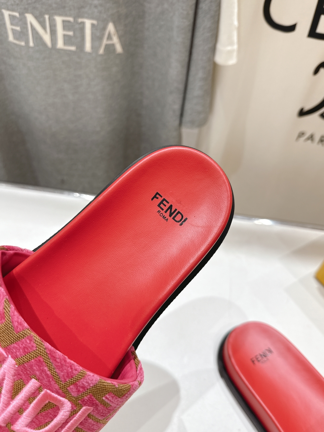 高版本出厂 
 Fendi*芬迪25ss新款平底沙滩休闲情侣款拖鞋
ZP购入对比定制，经典刺绣logo设