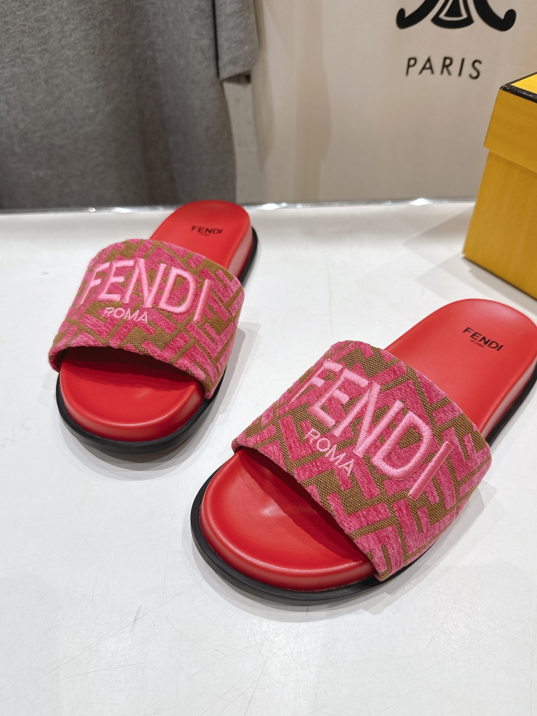 高版本出厂 
 Fendi*芬迪25ss新款平底沙滩休闲情侣款拖鞋
ZP购入对比定制，经典刺绣logo设
