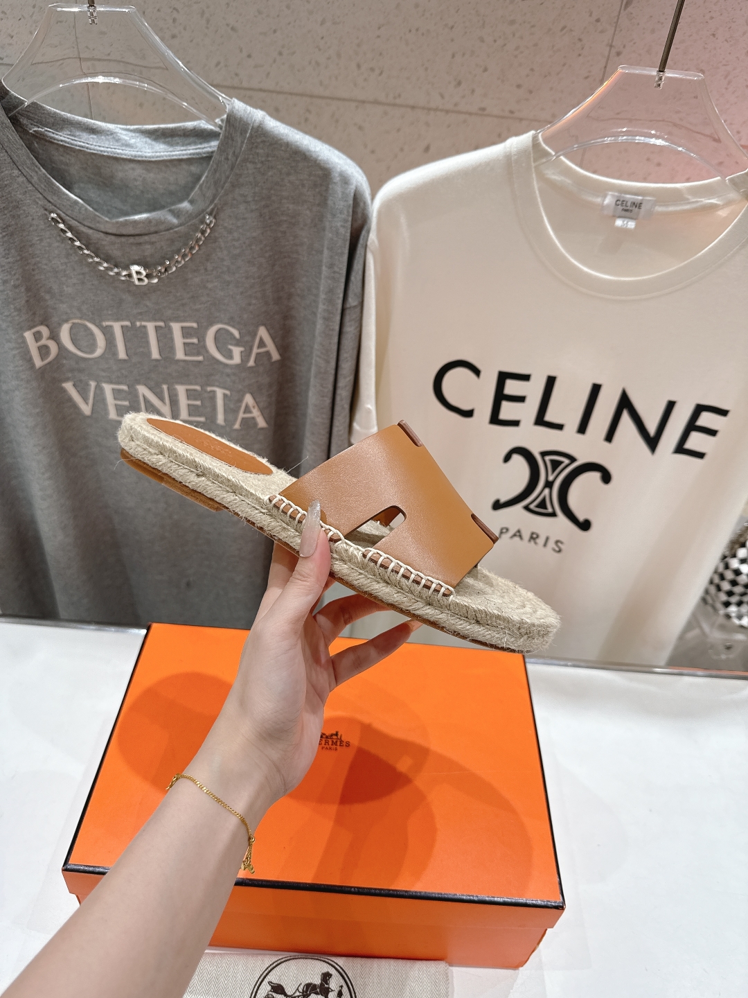 高版本出厂  只有男款
  HERMES*✈️爱马仕H家2025ss最新升级版男款H拖鞋
🇮🇹度假旅游必
