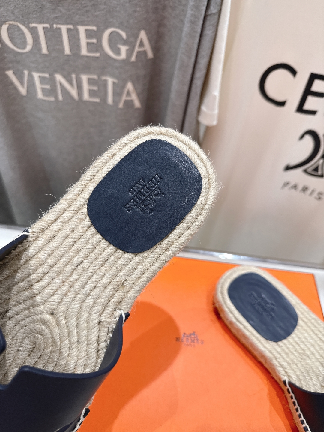 高版本出厂  只有男款
  HERMES*✈️爱马仕H家2025ss最新升级版男款H拖鞋
🇮🇹度假旅游必