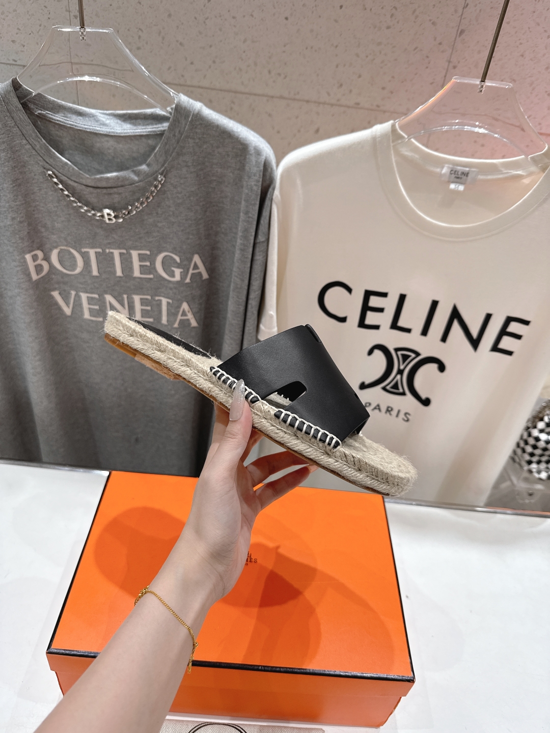 高版本出厂  只有男款
  HERMES*✈️爱马仕H家2025ss最新升级版男款H拖鞋
🇮🇹度假旅游必