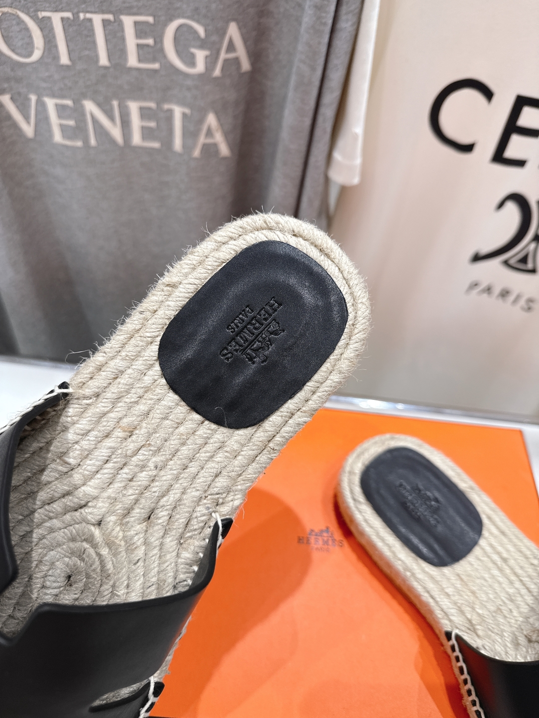 高版本出厂  只有男款
  HERMES*✈️爱马仕H家2025ss最新升级版男款H拖鞋
🇮🇹度假旅游必