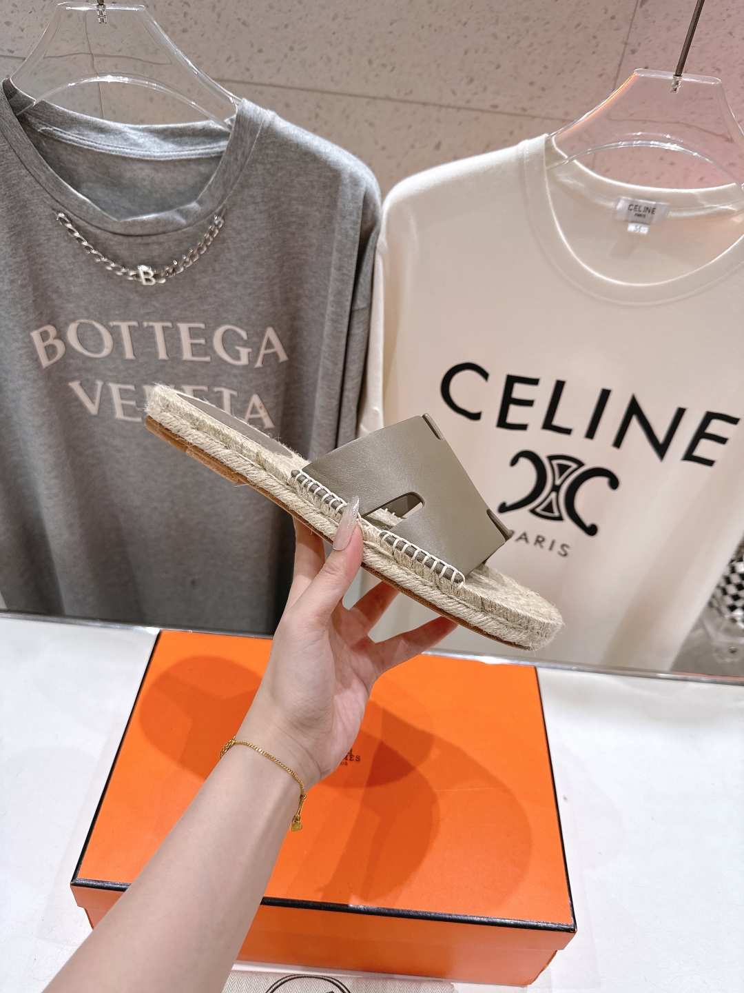 高版本出厂  只有男款
  HERMES*✈️爱马仕H家2025ss最新升级版男款H拖鞋
🇮🇹度假旅游必