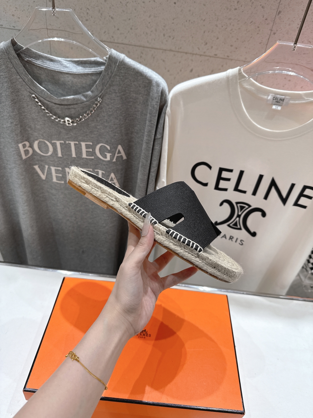 高版本出厂  只有男款
  HERMES*✈️爱马仕H家2025ss最新升级版男款H拖鞋
🇮🇹度假旅游必