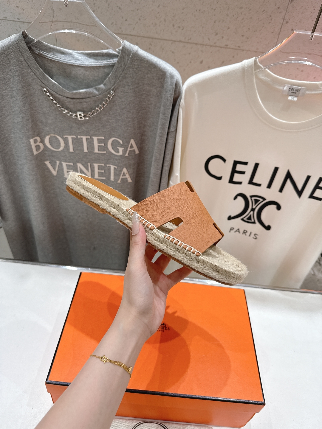 高版本出厂  只有男款
  HERMES*✈️爱马仕H家2025ss最新升级版男款H拖鞋
🇮🇹度假旅游必
