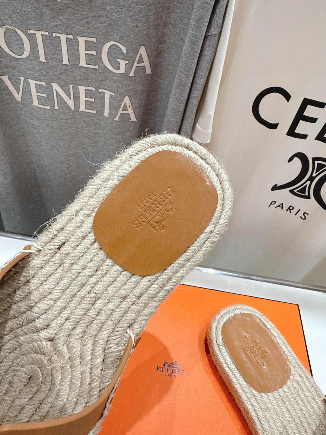 高版本出厂  只有男款
  HERMES*✈️爱马仕H家2025ss最新升级版男款H拖鞋
🇮🇹度假旅游必