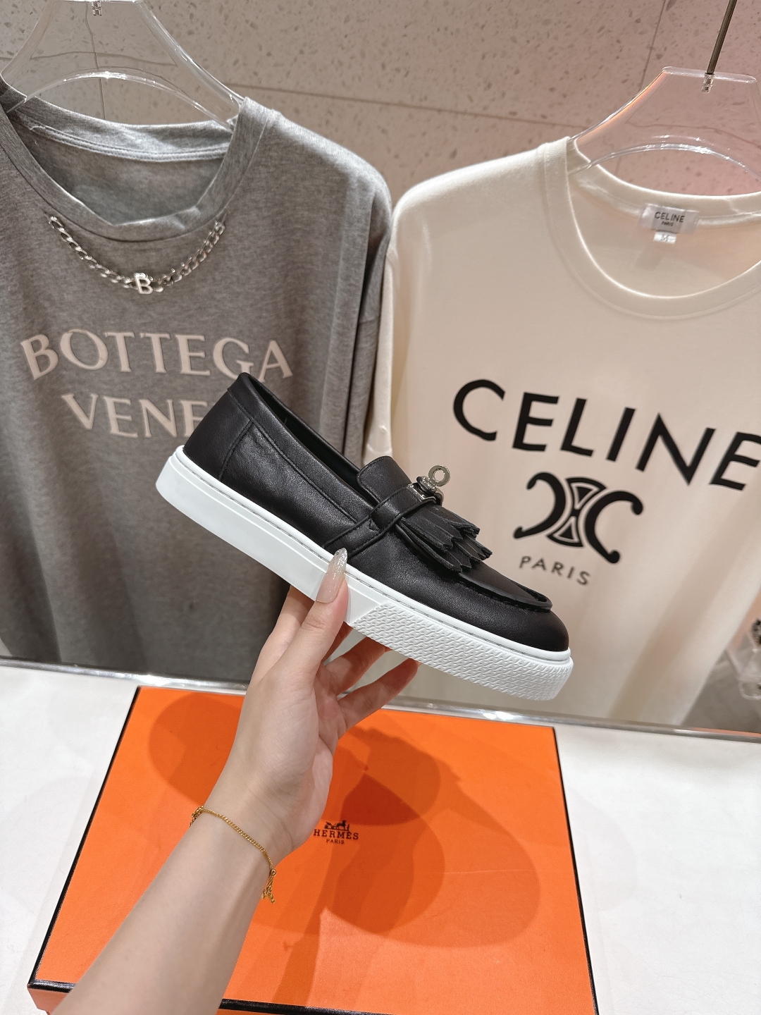 高版本出厂  
   Hermes/爱马仕H家25ss新款流苏休闲鞋乐福鞋
经典休闲风格+H家经典五金扣