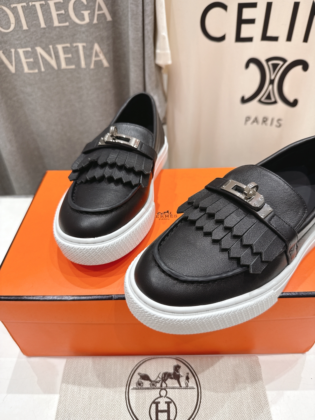 高版本出厂  
   Hermes/爱马仕H家25ss新款流苏休闲鞋乐福鞋
经典休闲风格+H家经典五金扣