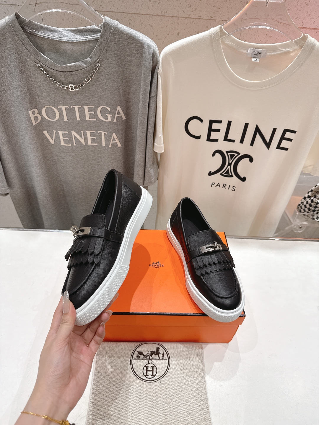 高版本出厂  
   Hermes/爱马仕H家25ss新款流苏休闲鞋乐福鞋
经典休闲风格+H家经典五金扣