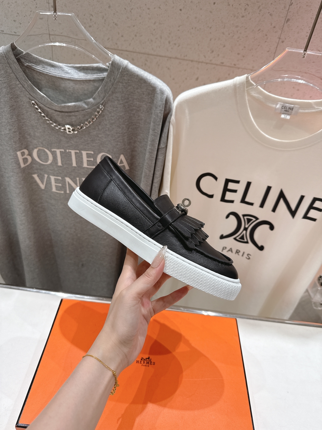高版本出厂  
   Hermes/爱马仕H家25ss新款流苏休闲鞋乐福鞋
经典休闲风格+H家经典五金扣