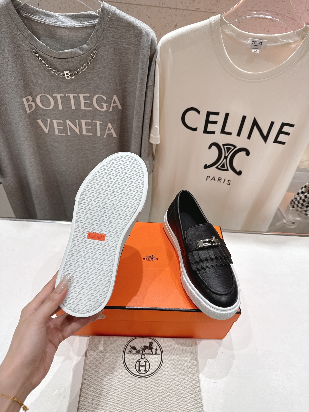 高版本出厂  
   Hermes/爱马仕H家25ss新款流苏休闲鞋乐福鞋
经典休闲风格+H家经典五金扣