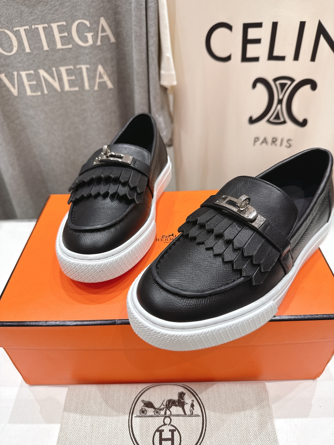 高版本出厂  
   Hermes/爱马仕H家25ss新款流苏休闲鞋乐福鞋
经典休闲风格+H家经典五金扣