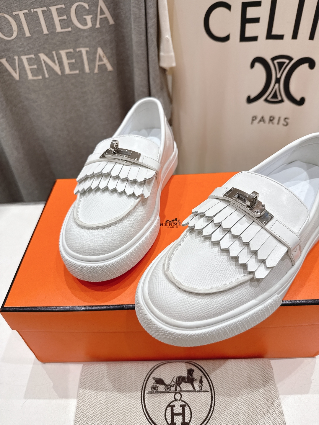 高版本出厂  
   Hermes/爱马仕H家25ss新款流苏休闲鞋乐福鞋
经典休闲风格+H家经典五金扣