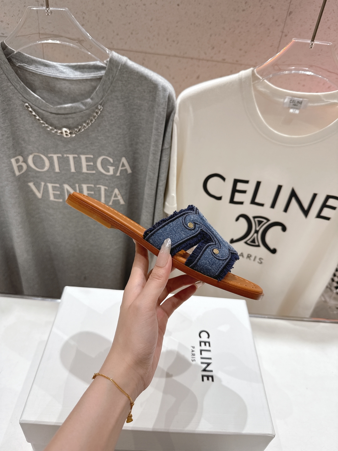 高版本出厂
 Celine*塞琳2025ss思琳初夏新款凯旋门Logo凉拖鞋
高级感十足  网红ins种