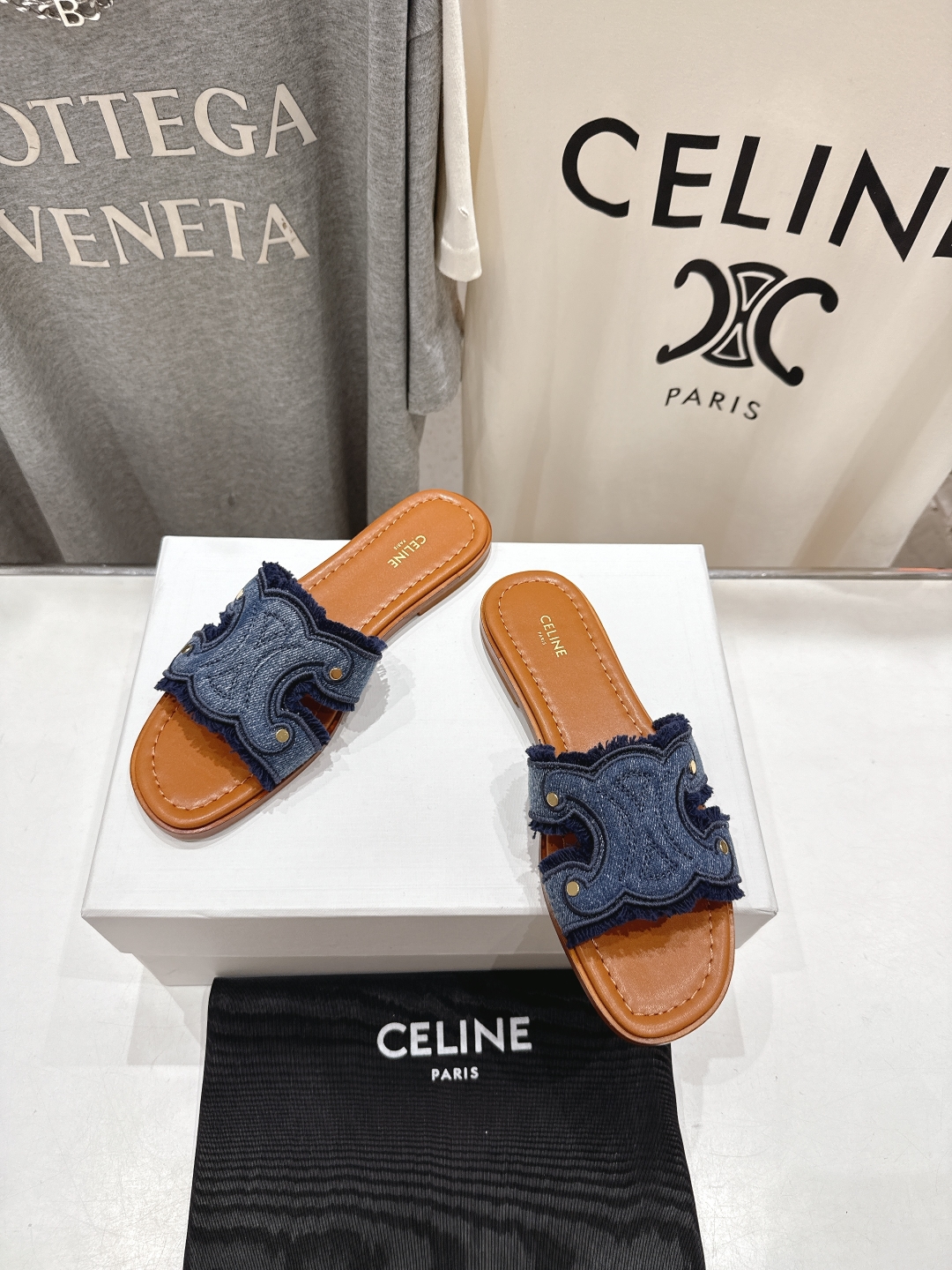高版本出厂
 Celine*塞琳2025ss思琳初夏新款凯旋门Logo凉拖鞋
高级感十足  网红ins种