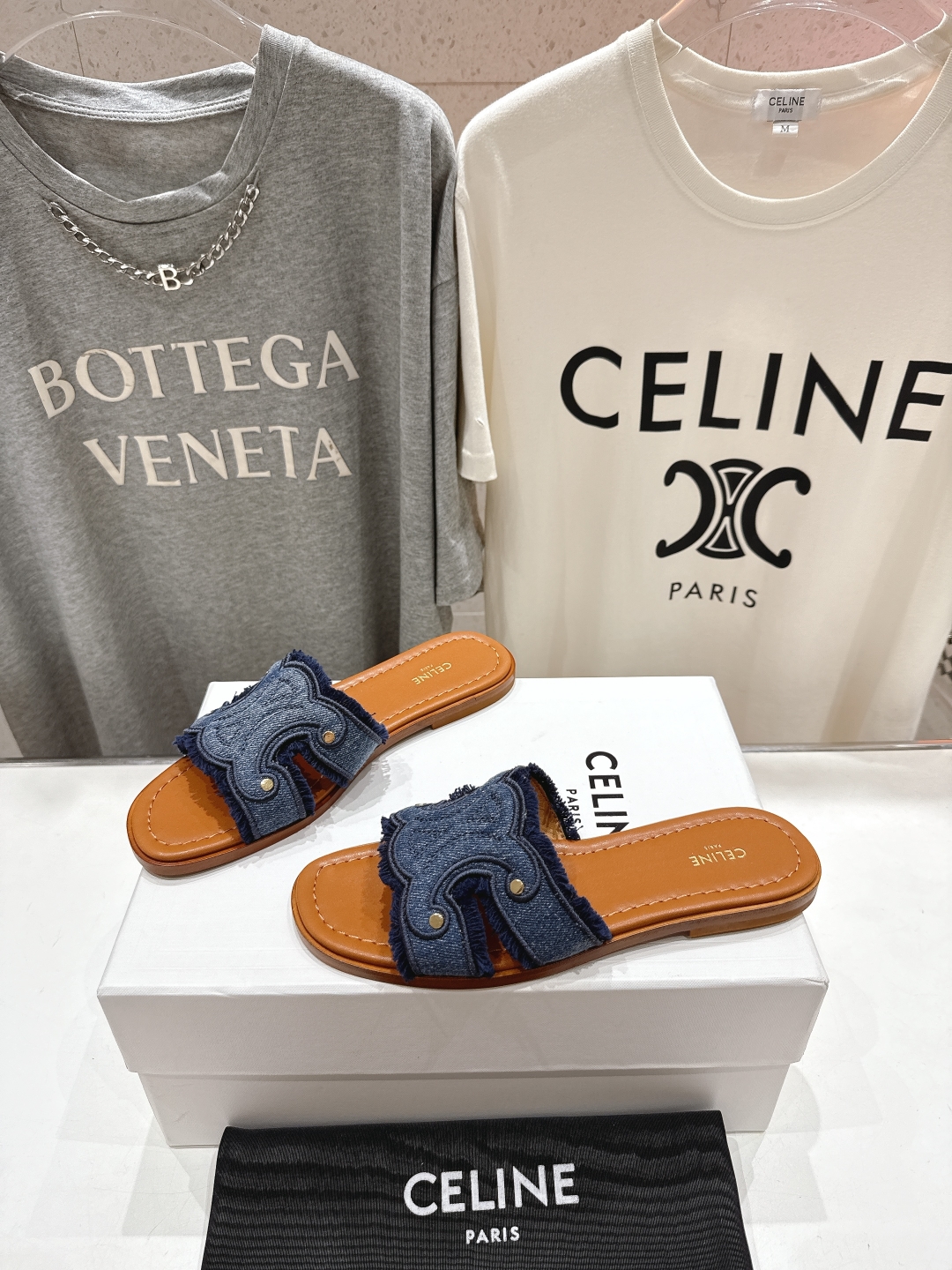 高版本出厂
 Celine*塞琳2025ss思琳初夏新款凯旋门Logo凉拖鞋
高级感十足  网红ins种