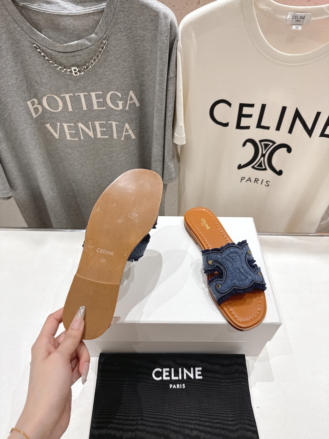 高版本出厂
 Celine*塞琳2025ss思琳初夏新款凯旋门Logo凉拖鞋
高级感十足  网红ins种