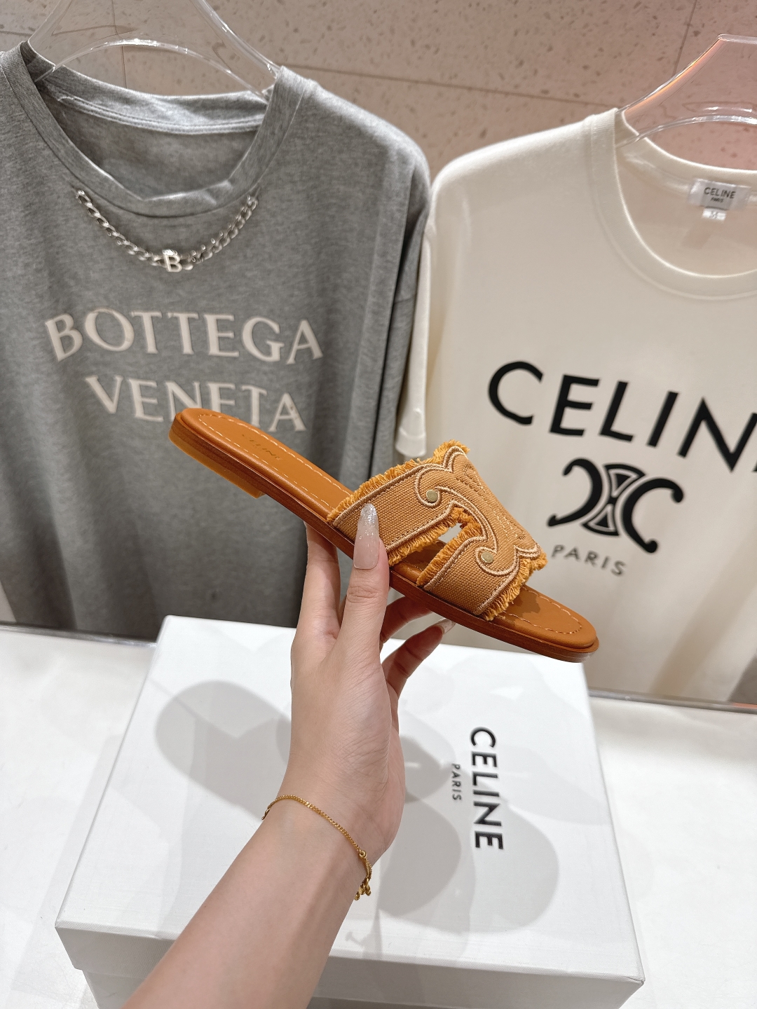 高版本出厂
 Celine*塞琳2025ss思琳初夏新款凯旋门Logo凉拖鞋
高级感十足  网红ins种