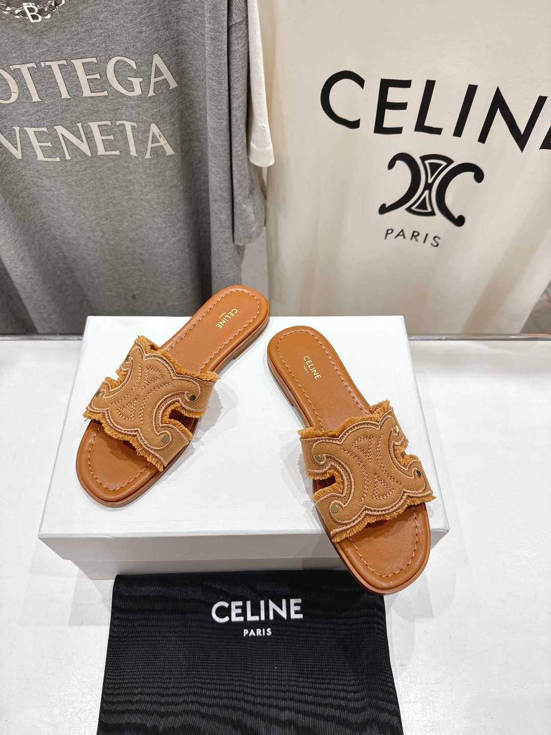 高版本出厂
 Celine*塞琳2025ss思琳初夏新款凯旋门Logo凉拖鞋
高级感十足  网红ins种