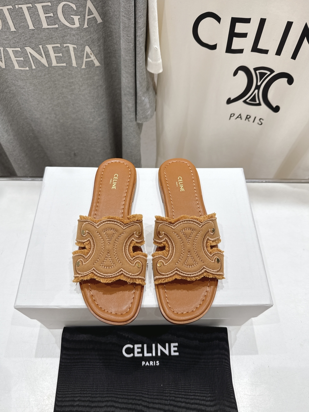 高版本出厂
 Celine*塞琳2025ss思琳初夏新款凯旋门Logo凉拖鞋
高级感十足  网红ins种