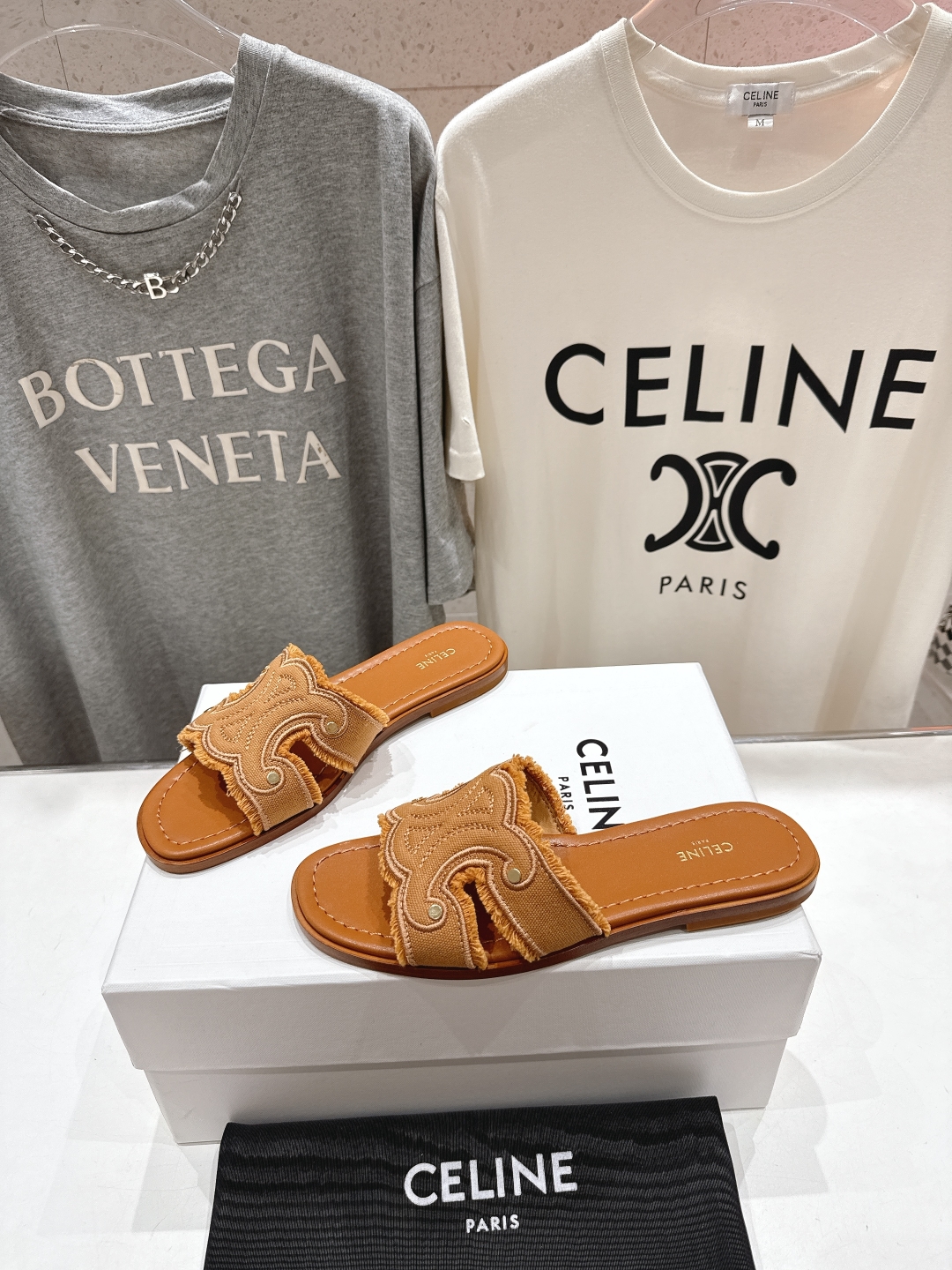 高版本出厂
 Celine*塞琳2025ss思琳初夏新款凯旋门Logo凉拖鞋
高级感十足  网红ins种